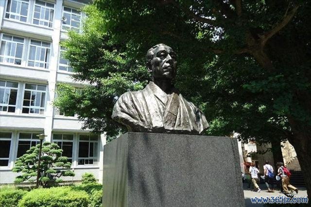 庆应义塾大学校内的福气谕吉雕像